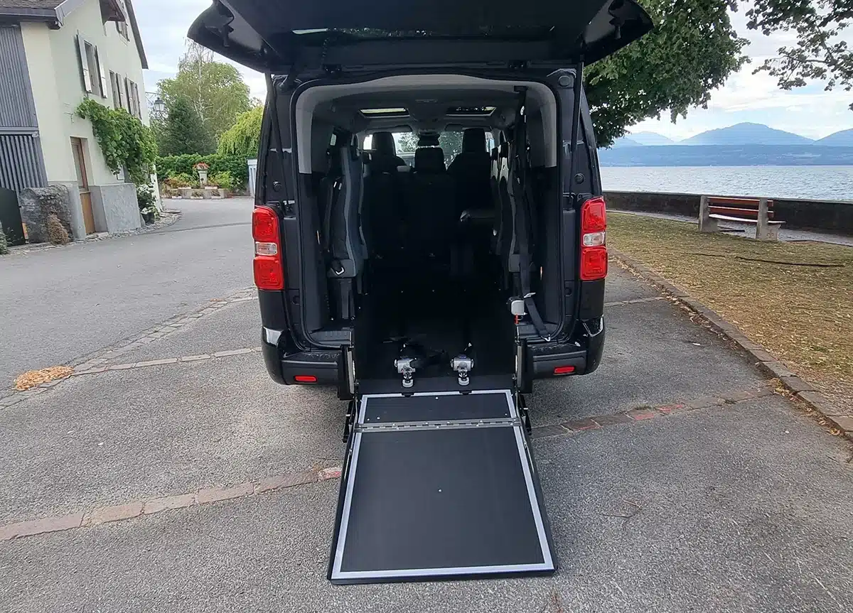 Véhicule de transport Handitaxi - vue arrière avec rampe pour fauteuil