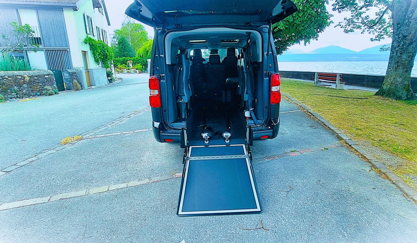 Véhicule de transport Handitaxi - vue arrière avec rampe pour fauteuil