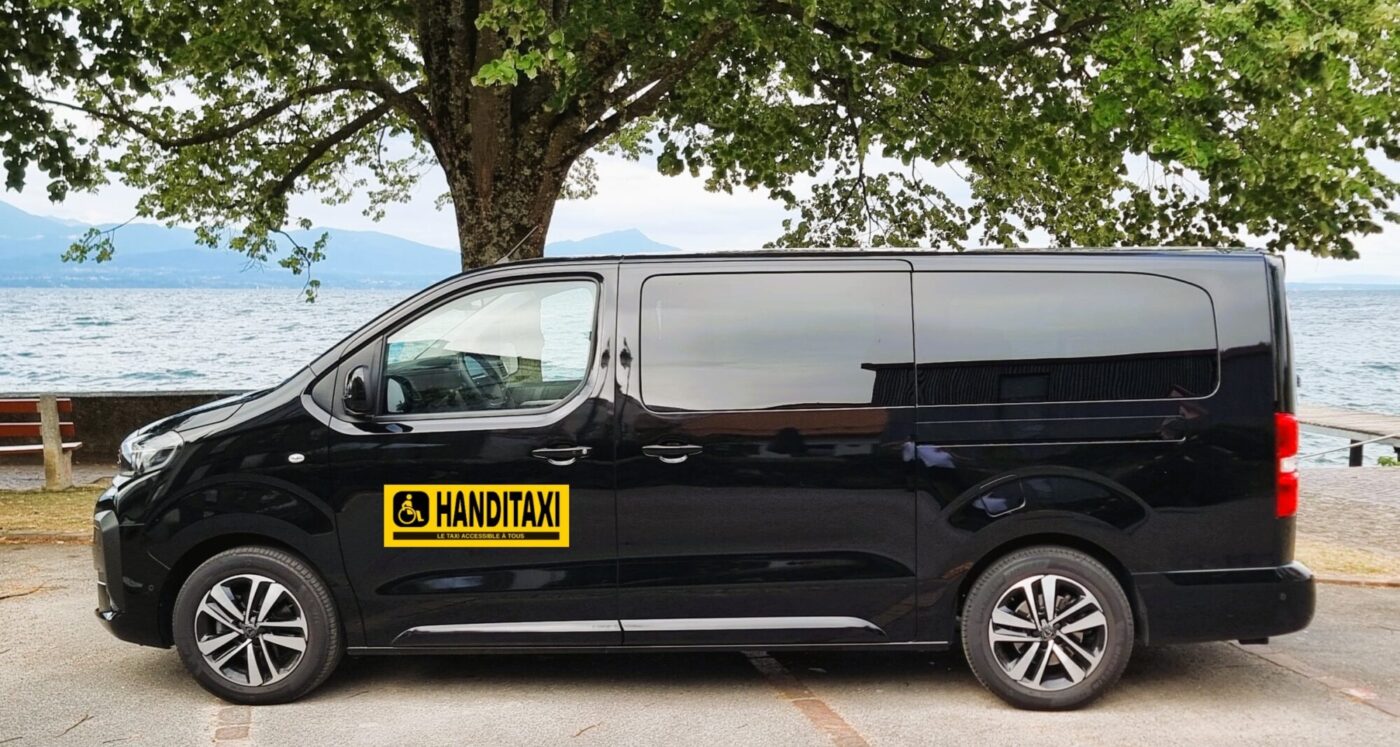 Véhicule de transport Handitaxi - vue de côté